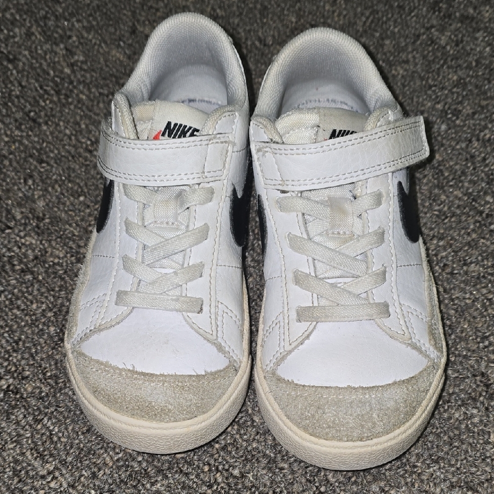 Nike White Sneakers Classic Minimalist Design